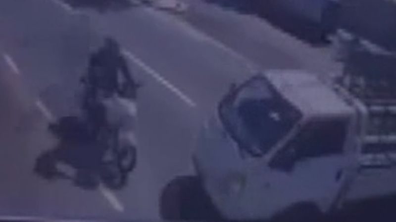 Sancaktepe’de motosiklet ile kamyonetin çarpışma anı