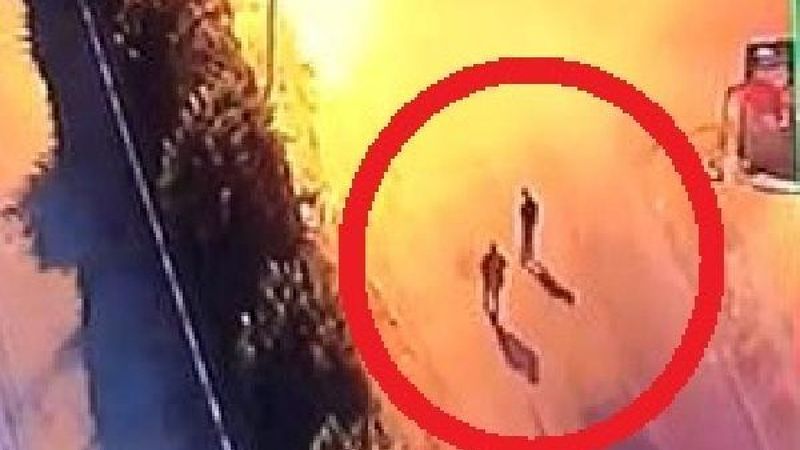 Avcılar'da kafedeki 8 koltuğu çalan şüpheliler