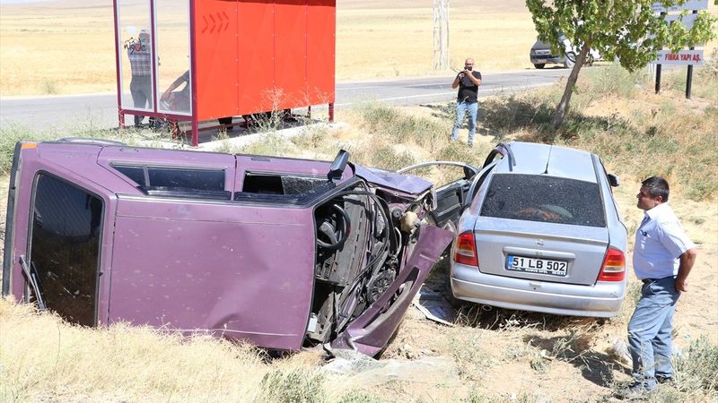 Niğde'de iki araç çarpıştı: 7 yaralı