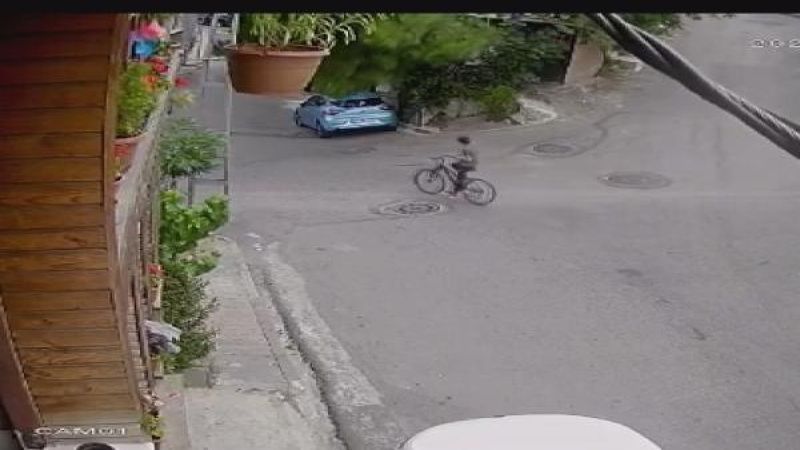 Üsküdar'da ağaç bisikletli çocuğun üzerine devrildi