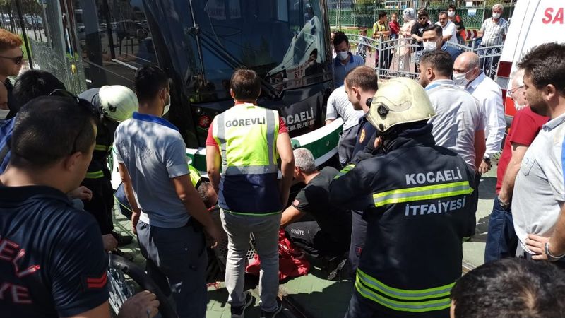 Kocaeli'de motosikletli adam tramvayın altında kaldı