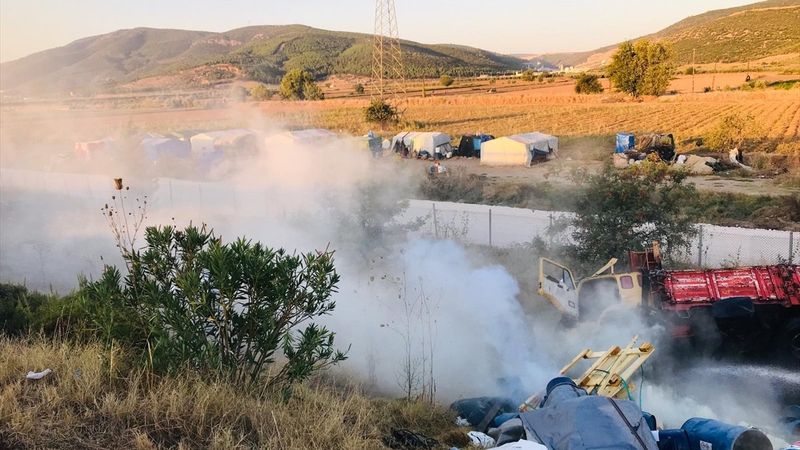 İzmir'de trafik kazası sonrası yola kimyasallar döküldü