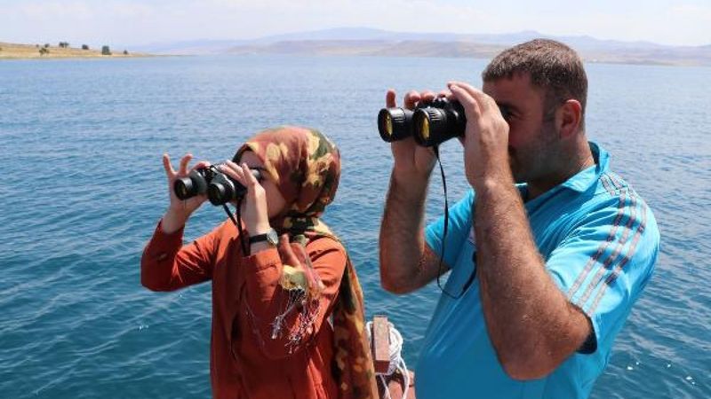 Van Gölü'nde dürbünle 'canavar' aradılar