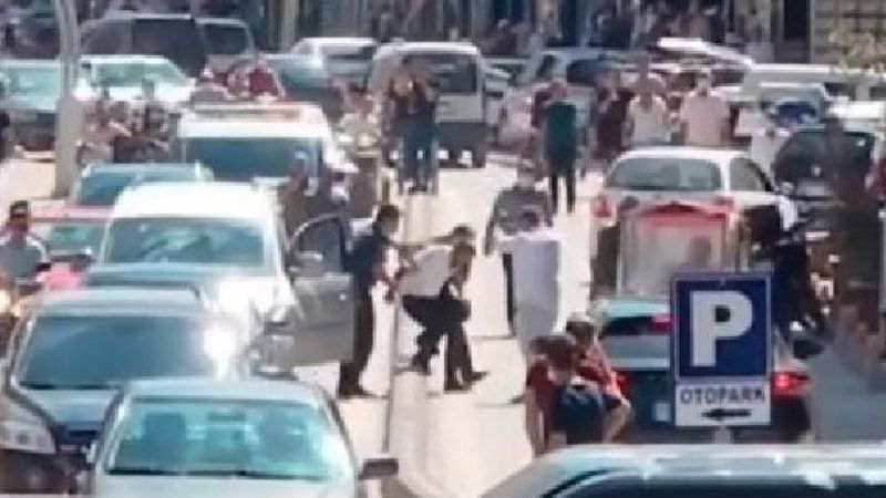 Aracıyla kaçarken 9 araca çarpan şüphelinin yakalanma anı