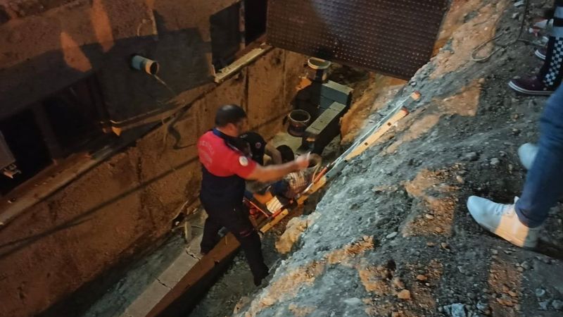 Denizli'de inşaat çukuruna düşen adam kurtarıldı