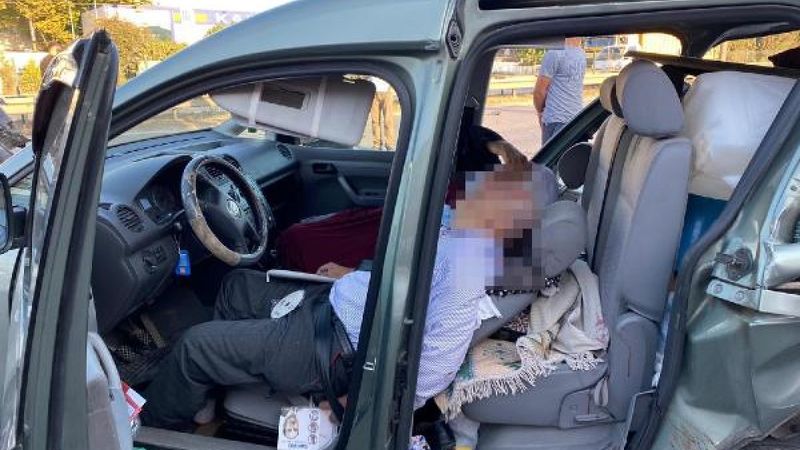 Sakarya'da işçi servisi ile hafif ticari araç çarpıştı