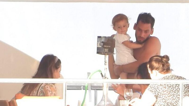 Hakan Çalhanoğlu ve eşi, Çeşme’de tatil yapıyor