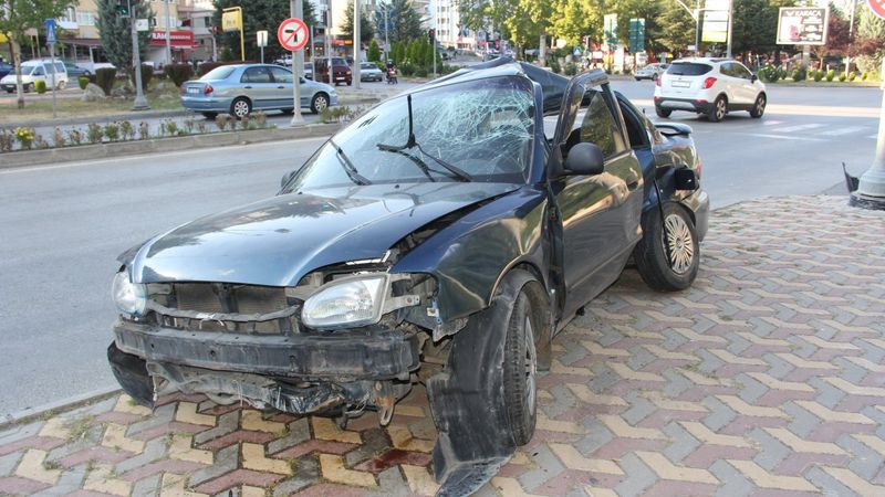 Kastamonu'da direğe çarpan otomobil ortadan yamuldu