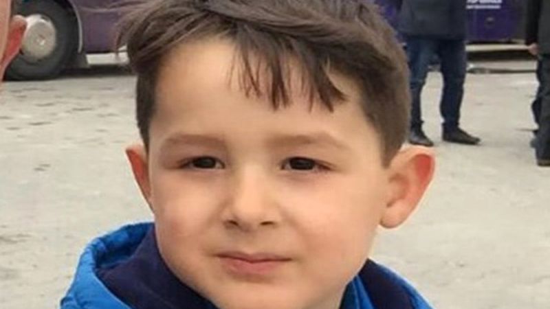 Tokat’ta minibüsten düşen çocuk tekerin altında can verdi