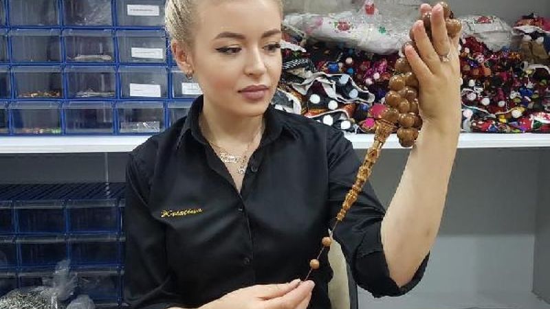 Ukranyalı eski model, Kayseri'de tespih üretiyor