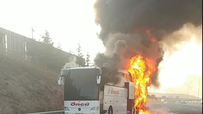 Kocaeli'de yolcu otobüsü alev alev yandı