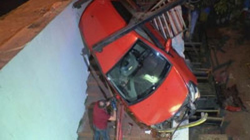 Beyoğlu'nda otomobil çay bahçesine düştü