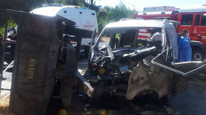 İzmir'de minibüs traktöre çarptı: 11 yaralı