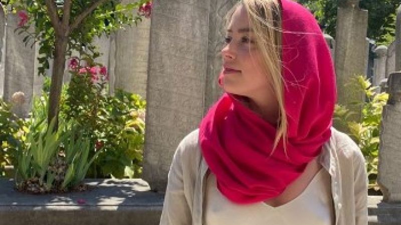 Amber Heard camide sütyen takmayınca linç edildi
