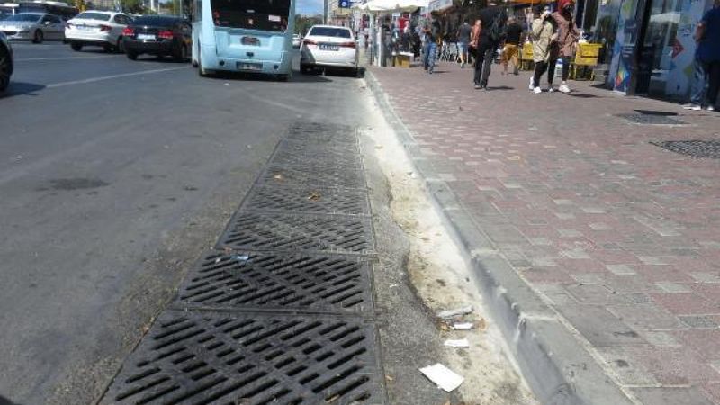 Kadıköy'deki lağım kokusu esnafı çileden çıkardı