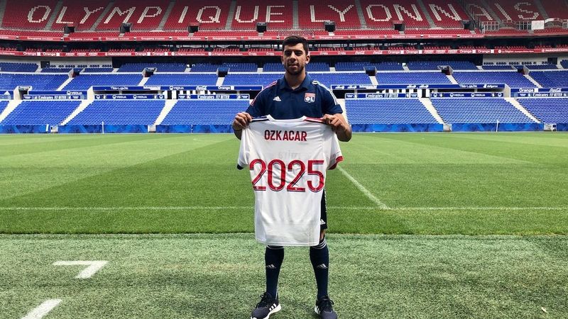 Cenk Özkacar resmen Lyon'da
