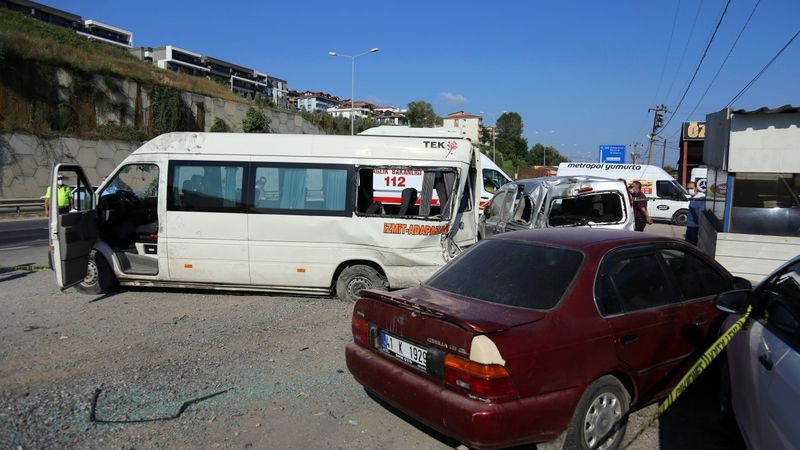 Sakarya'da lastiği patlayan minibüs kaza yaptı: 1 ölü, 8 yaralı
