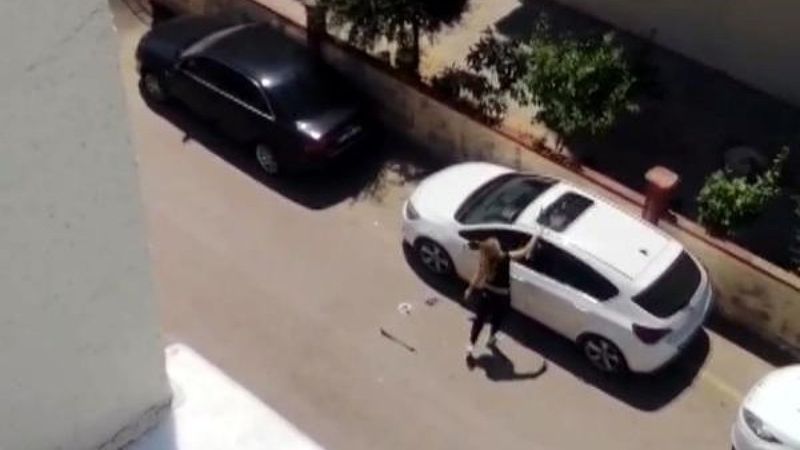 Antalya'da park halindeki aracın camlarını kıran kadın