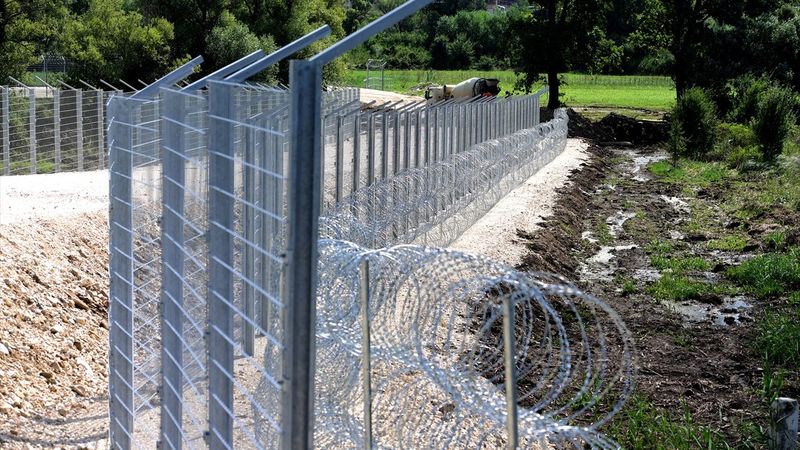 Sırbistan, ülkeye gelebilecek göçmenler için sınıra dikenli tel çekti