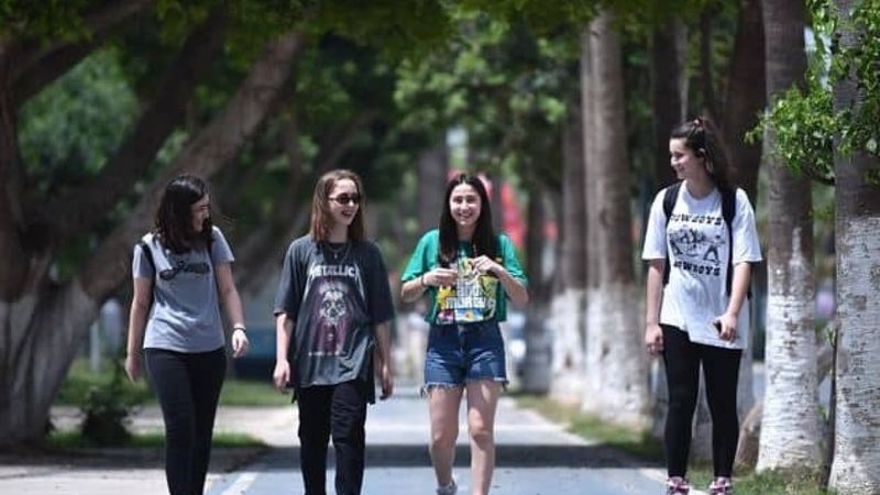 Bilim Kurulu Üyesi Tezer: Gençler koronavirüsü dikkate almıyor