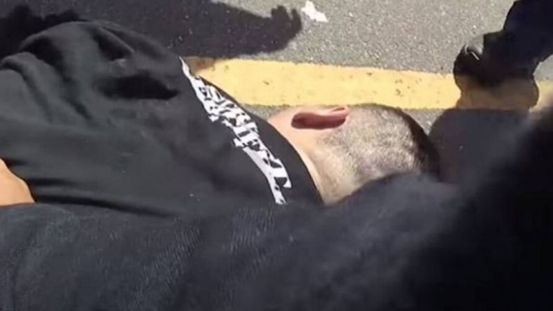 ABD'de polisin 6 dakika boyunca yüzünü asfalta bastırdığı kişi öldü