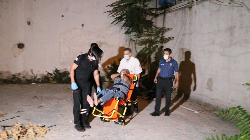 İzmir'de kumar baskınından kaçmak için duvardan atladılar