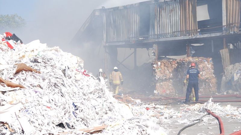 Ümraniye'de geri dönüşüm deposunda yangın