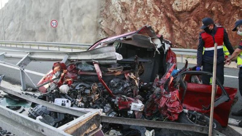 Bursa’da bariyerlere çarpan abla öldü, kardeşi ağır yaralandı