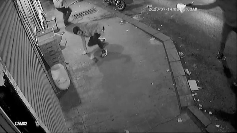 Okmeydanı’nda dürüm yerken saldırıya uğradı