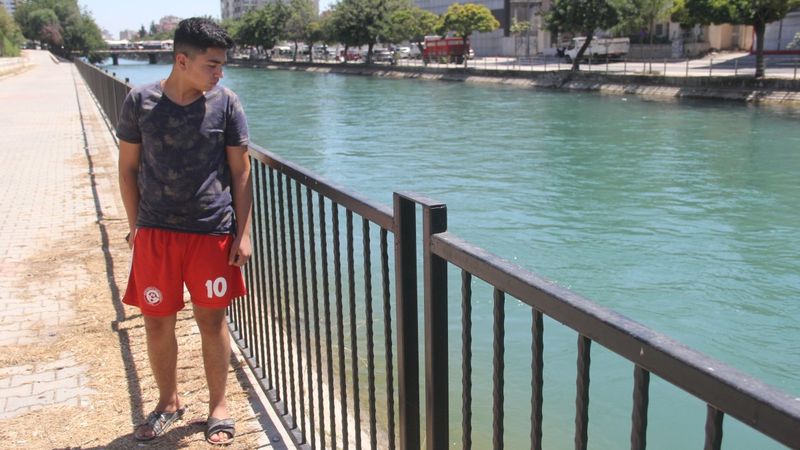 Adana’da cep telefonunu gasbedip, sulama kanalına attılar