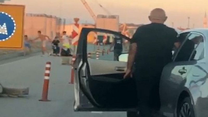 Balıkesir'de birbirlerine yol vermeyen sürücüler kavgaya tutuştu