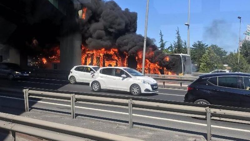 Bakırköy'de metrobüste yangın çıktı