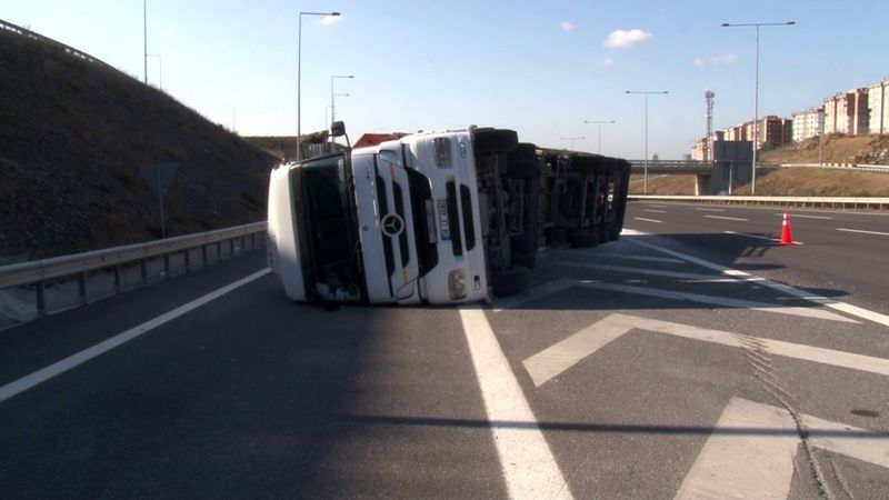 Kuzey Marmara otoyolunda tır devrildi: 2 yaralı