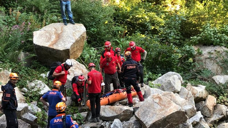 Uludağ'da kayalıklardan düşen dağcı helikopter ile kurtarıldı