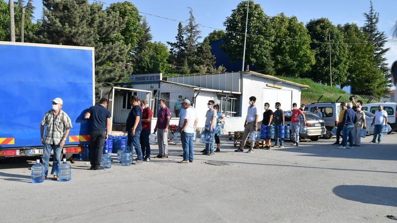 Eskişehir'de su kuyruğundaki vatandaşlar isyan etti