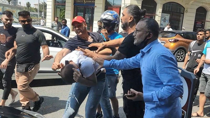 Fatih'te arkadaşının eşine mesaj atıp otele çağıran Suriyeliye meydan dayağı