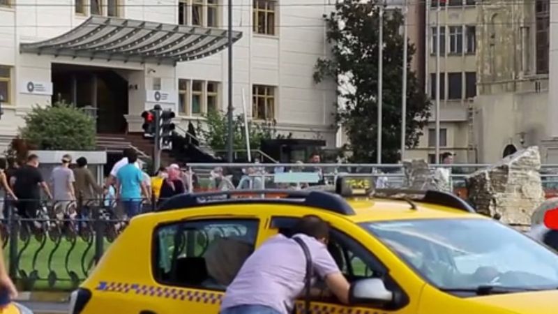 Türk yolcuyu aracından indiren taksici kameraya yakalandı