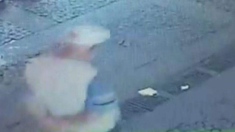 Yerde bulduğu maskeyi takan yaşlı adam kamerada