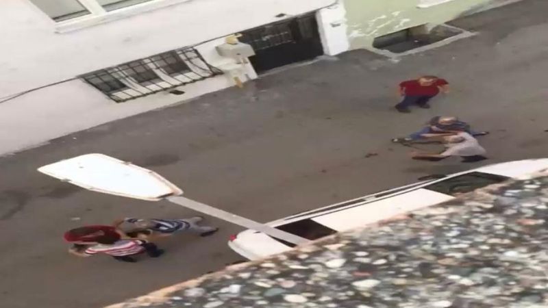 Bursa’da top oynayan gençlere saldıran adam, bıçakla kovaladı