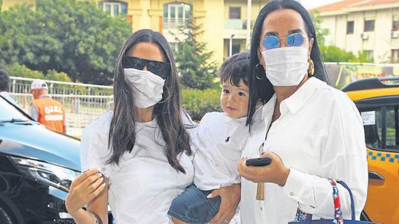 Aslıhan Doğan, annesi ve oğluyla alışverişte