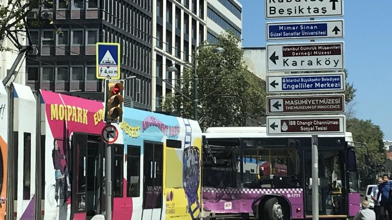 İstanbul'da tramvay halk otobüsüne çarptı