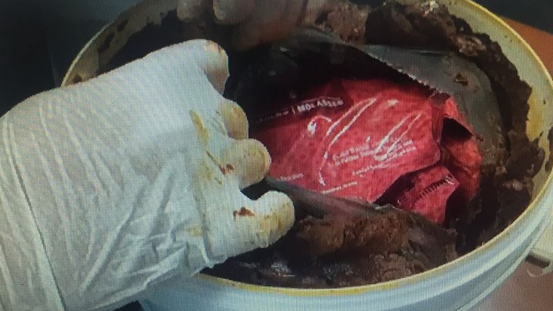 Adana'da kaçak nargile tütününe salçalı kamufle