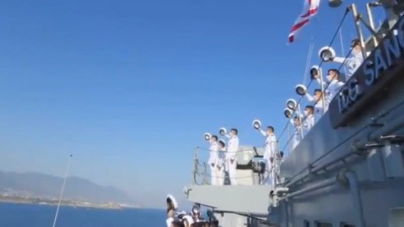 Doğu Akdeniz'de eğitimdeki askerlerden KKTC'ye selam