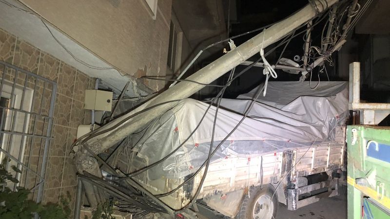 Bursa'da genç kız, kamyonet ile bina arasında sıkışarak can verdi