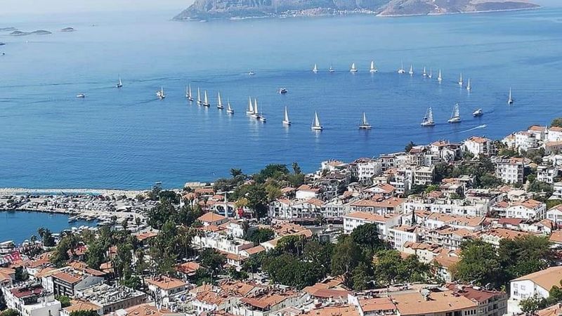 Meis Adası karşısında, teknelerle 30 Ağustos kutlaması