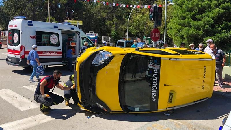 Burdur'da otomobil ile taksi çarpıştı: 8 yaralı