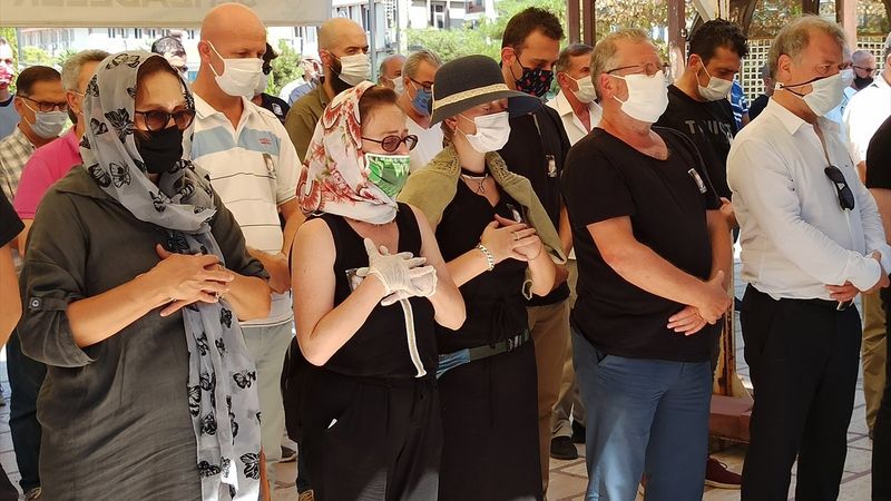 Demet Evgar, babaannesini kaybetti