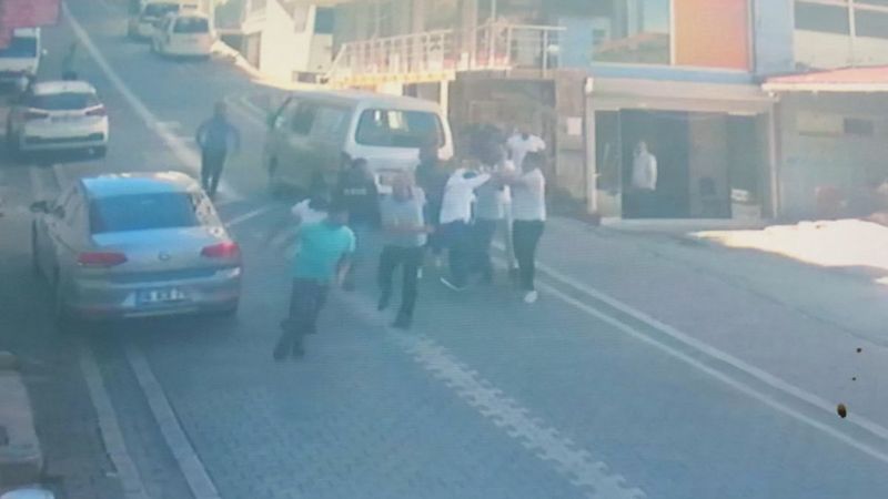 Esenyurt’ta adres soran şahıslar sokak ortasında linç edildi