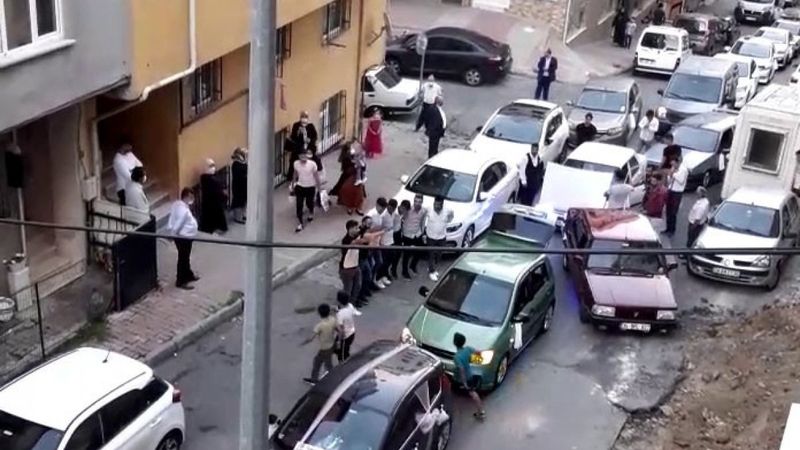 Arnavutköy'de düğün konvoyu yolu kapattı, halay çekildi
