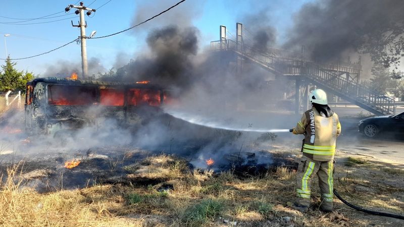 Silivri'de park halindeki minibüs yandı